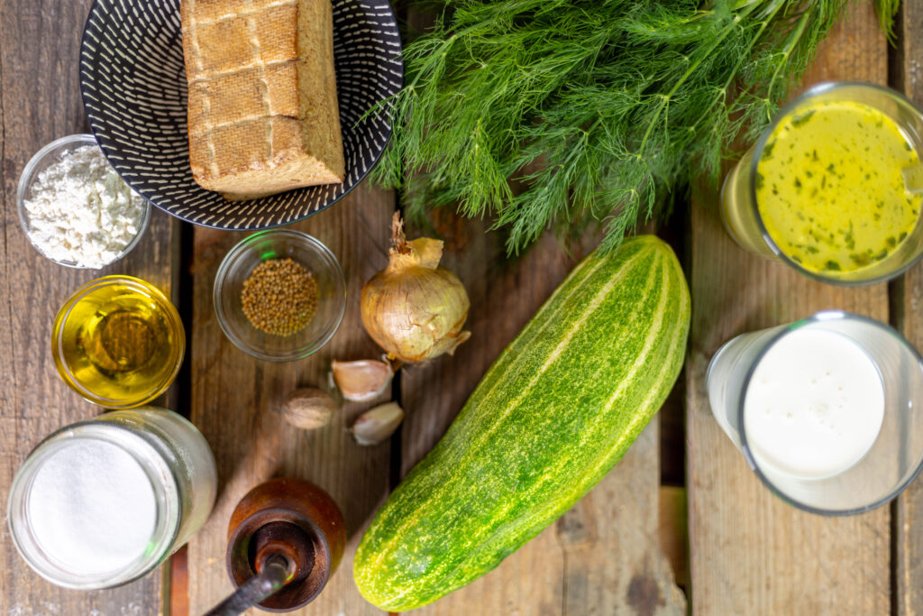 1. Alle Zutaten für die Schmorgurken aus der Pfanne mit Dill und veganem Speck.