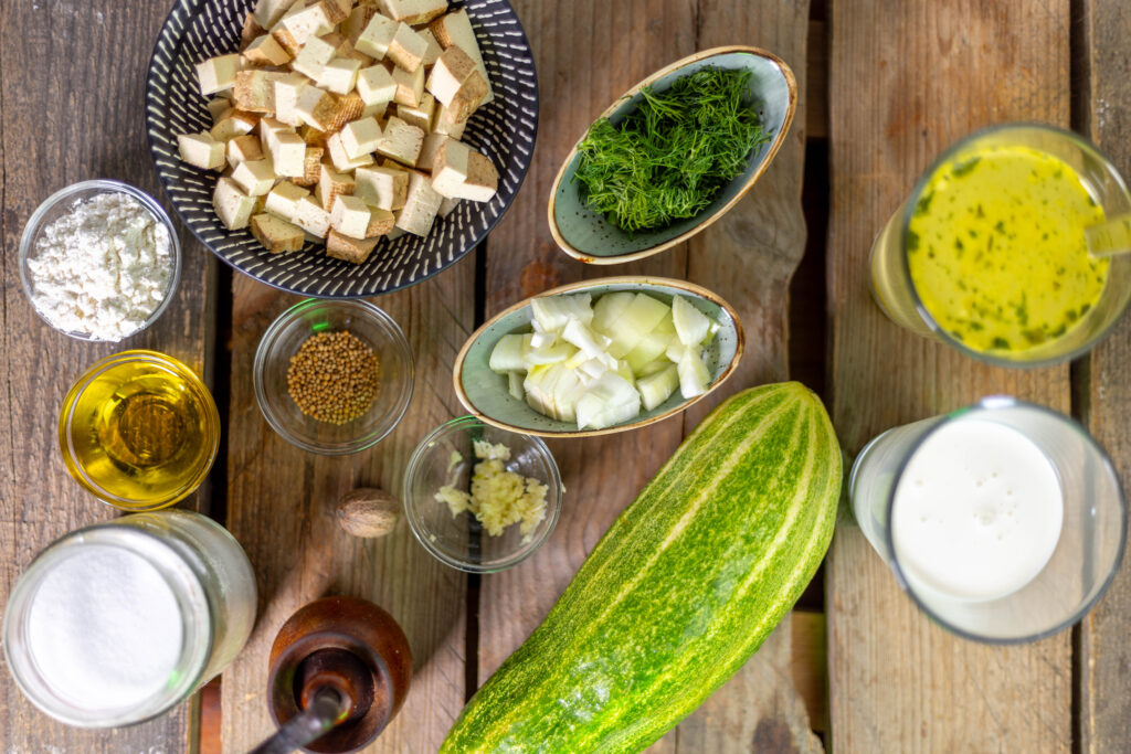 2. Räuchertofu und Zwiebel würfeln und den Dill grob hacken.