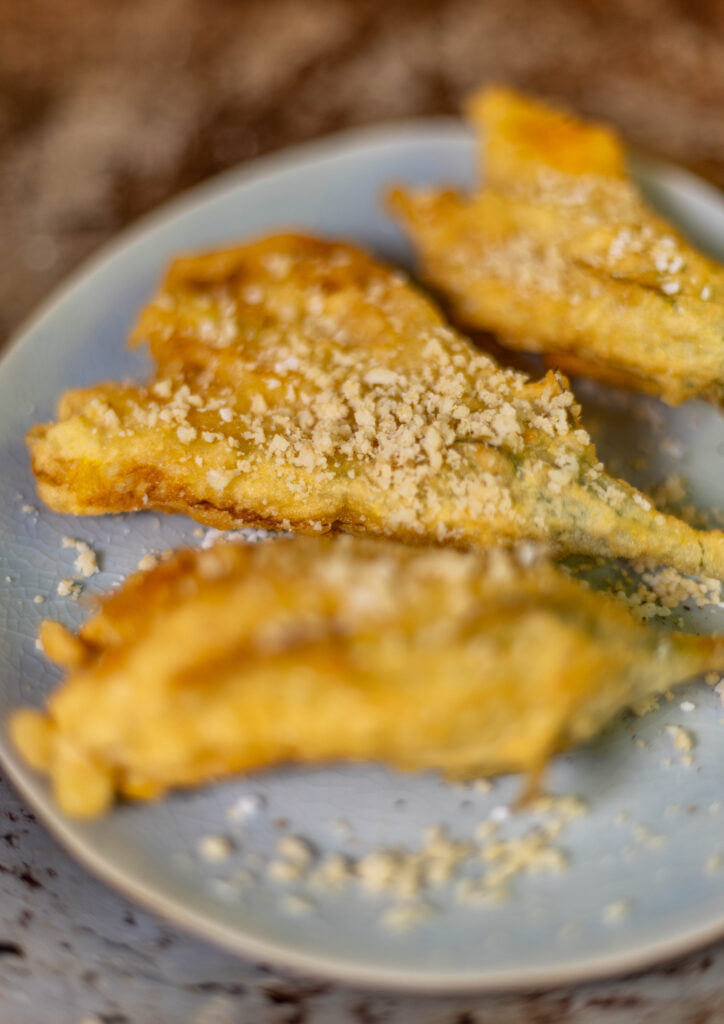 Ich nutze sehr gerne Tempurateig um zarte Kleinigkeiten, wie Zucchiniblüten, zu frittieren.