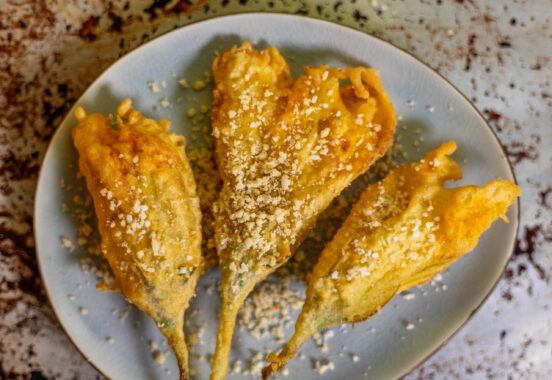 Frittierte Zucchiniblüten - Sommersnack im veganen Teigmantel