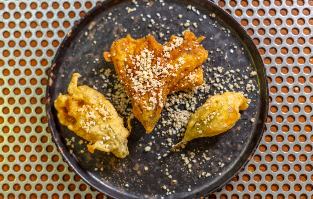 Knusprig frittierte Zucchiniblüten im Teigmantel