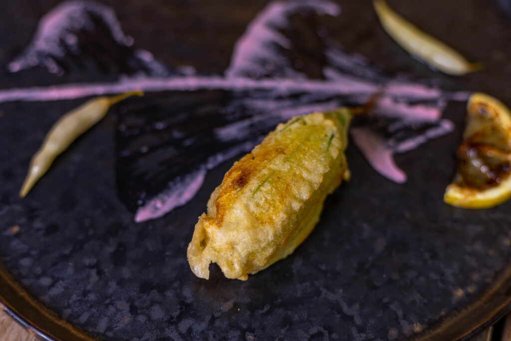 Gefüllte Zucchiniblüten passen perfekt in die saisonale, pflanzliche Sommerküche