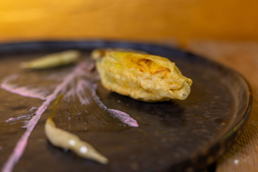 Gefüllte Zucchiniblüten als Vorspeise mit Pickled Radieschenschoten auf Beete-Aioli