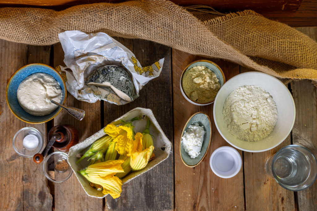 1. Alle Zutaten, bis auf das Öl zum Ausbacken, für die gefüllten Zucchiniblüten.