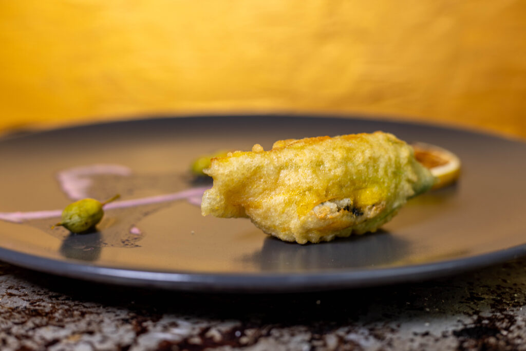 Im Teigmantel ausgebacken und gefüllt mit selbstgemachtem, gereiften, veganen Blauschimmelkäse und Ricotta. Ein aromatischer Traum für die Geschmacksknospen!