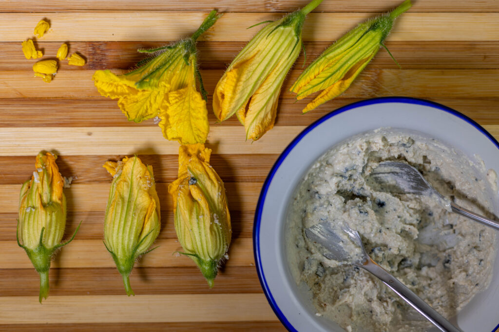 5. Gefüllte und ungefüllte Zucchiniblüten. Oben links sind die entfernten Blütenstempel zu sehen.