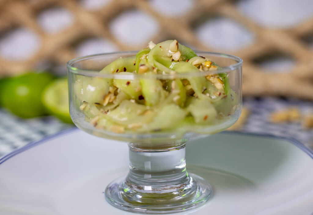Dieser leichte, frische, aromatische Gurkensalat ist in schnellen 10 Minuten ganz einfach zubereitet und er kann dann sofort serviert werden.