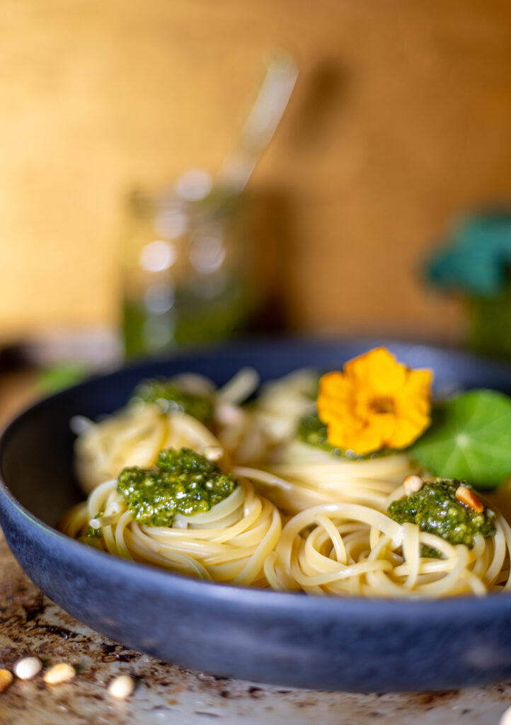 Selbstgemachtes Pesto kann man sehr gut einige Monate einlagern