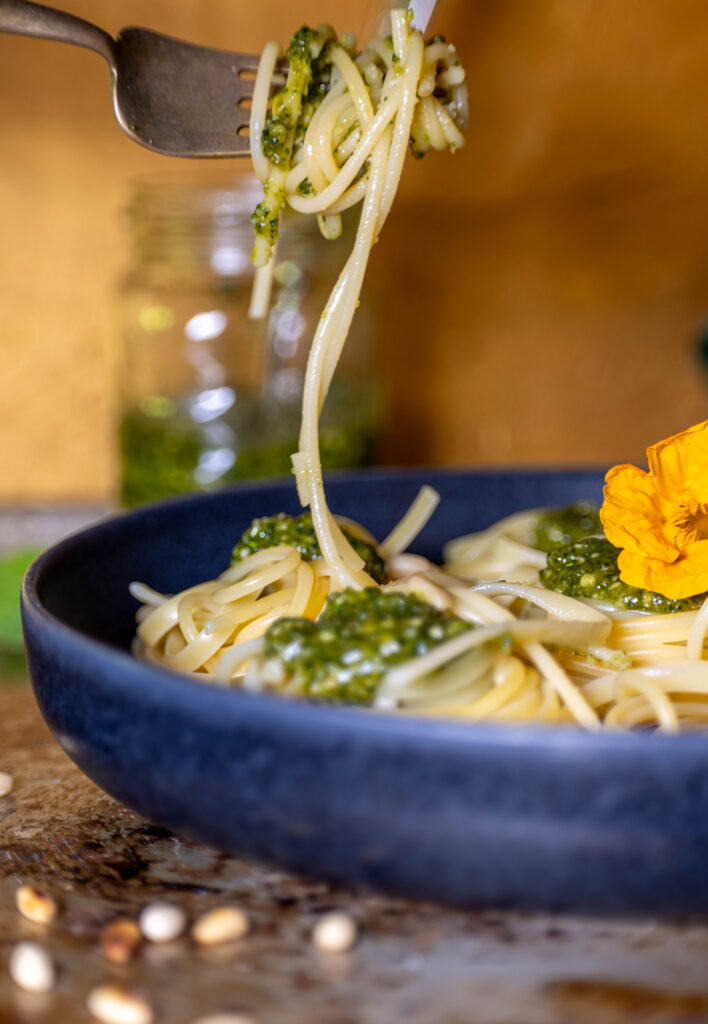 Schnell aufgegabelt - dieses Pesto ist perfekt für die preisgünstige Feierabendküche