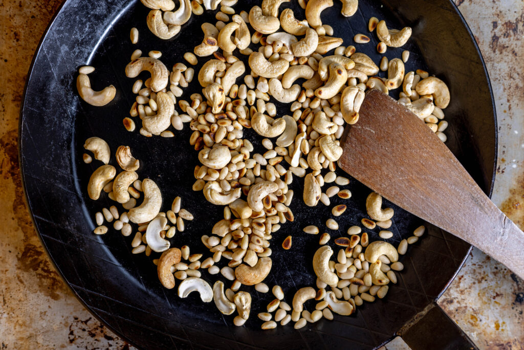 3. Pinienkerne und Cashews anrösten.