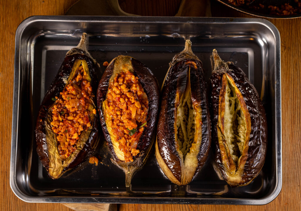 2. Fill the oven-cooked eggplants with the vegetable mince filling.