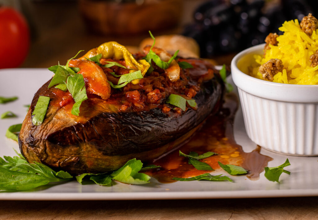 Fresh from the oven: stuffed aubergine. With a minced meat stuffing, but my recipe is of course vegan.