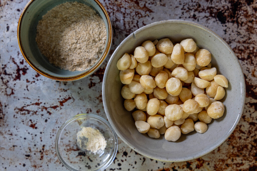 1. Die 3 Zutaten: Macadamia, Hefeflocken, Knoblauchpulver