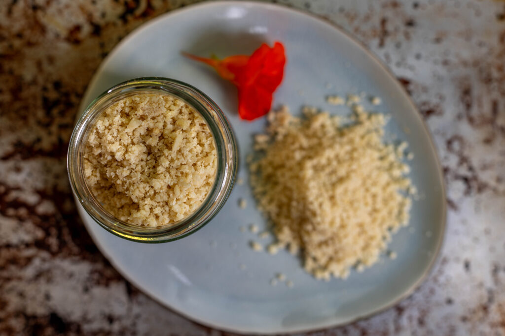 Optional kann man diesen veganen Parmesan mit verschiedenen Nussarten machen.