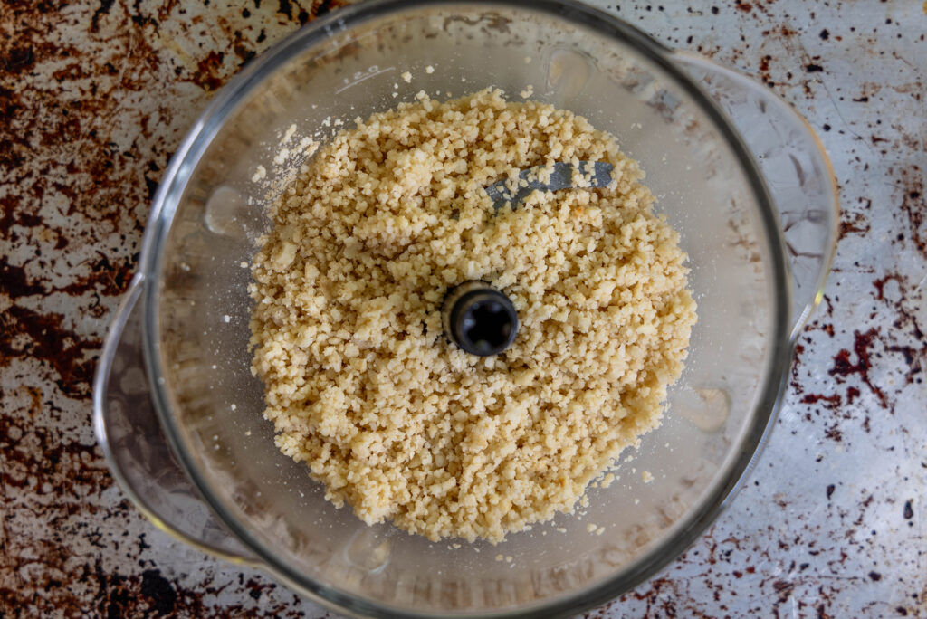 3. Kurz zerkleinern und schon ist der vegane Parmesan fertig.