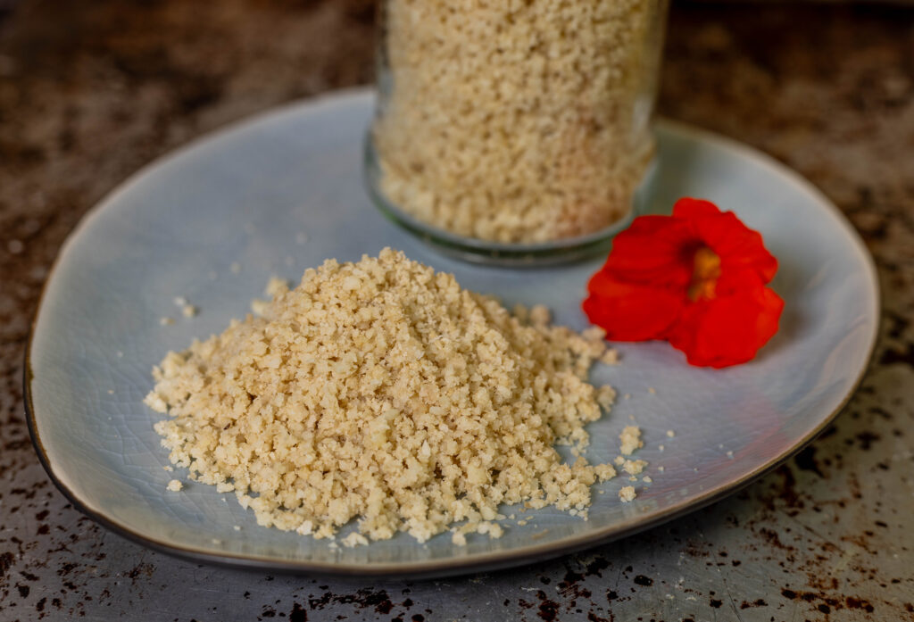 Mein Macadamia Parmesan ist das mit Abstand einfachste und schnellste vegane Käserezept, dass es gibt.