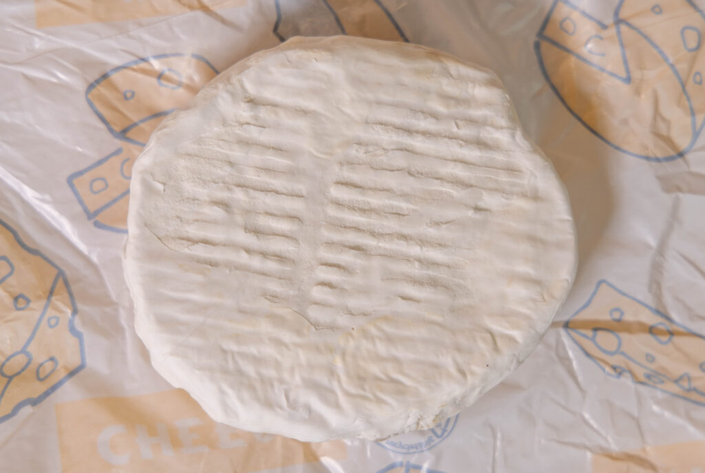 Selbstgereifter, veganer Camembert frisch aus dem Käsepapier