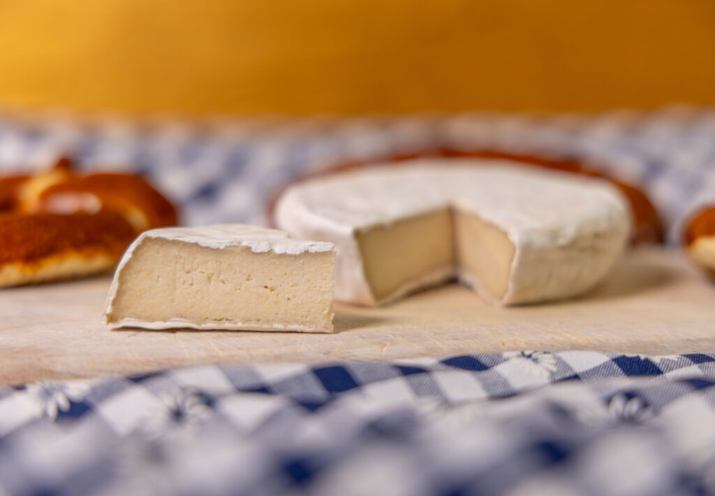 Selbstgemachter, veganer Camembert mit schöner Rinde und einem wahnsinnig guten Geschmack