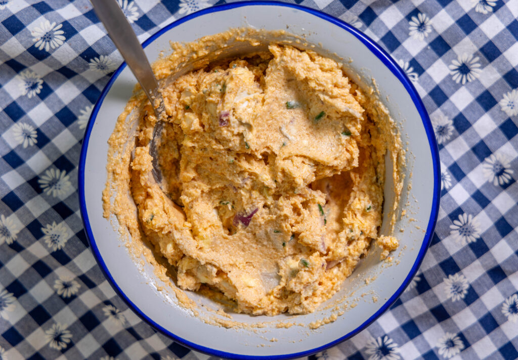 3. Nun auch den veganen Camembert unterheben und mit Salz und Pfeffer abschmecken.