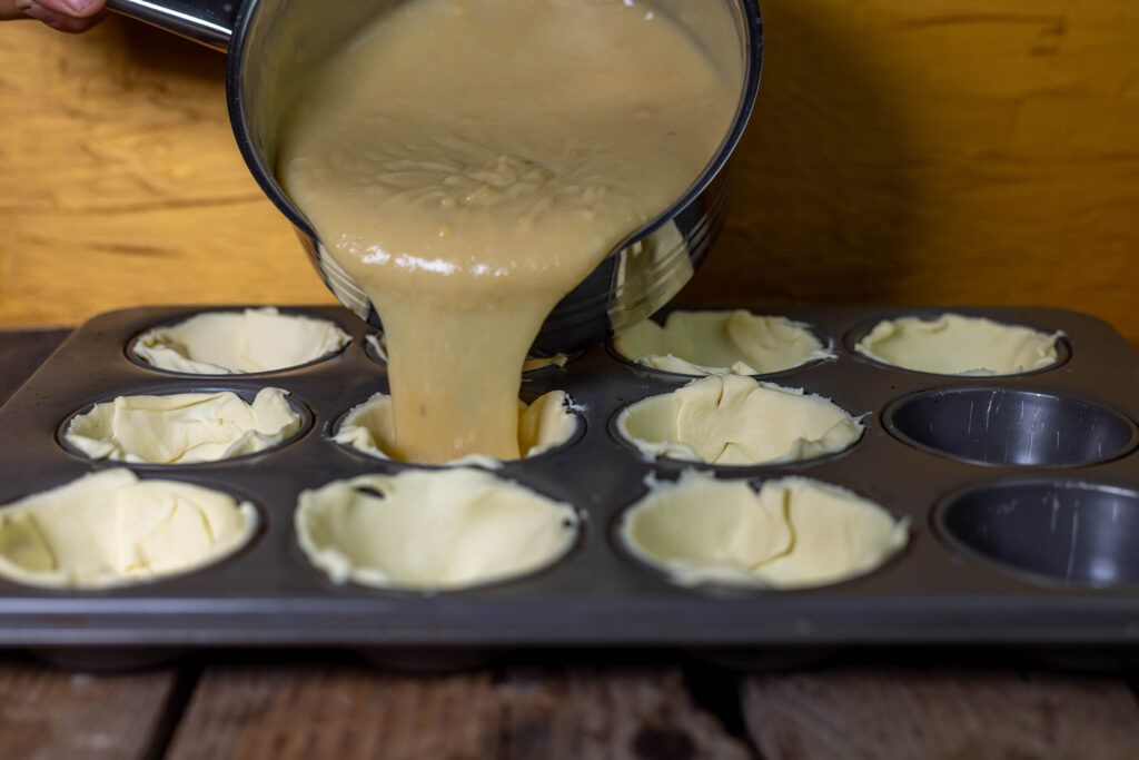 4. Der fertige Pudding wird noch heiß in die Förmchen gegossen.