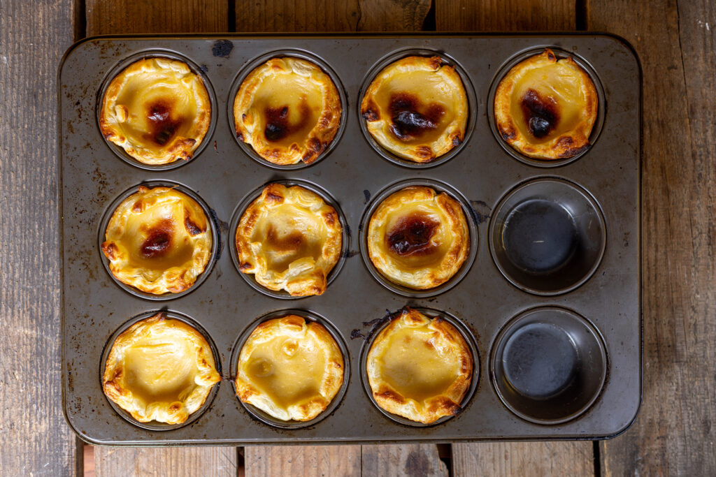 5. Die Pastéis de Belém sind schon nach 4-5 Minuten im Ofen fertig.