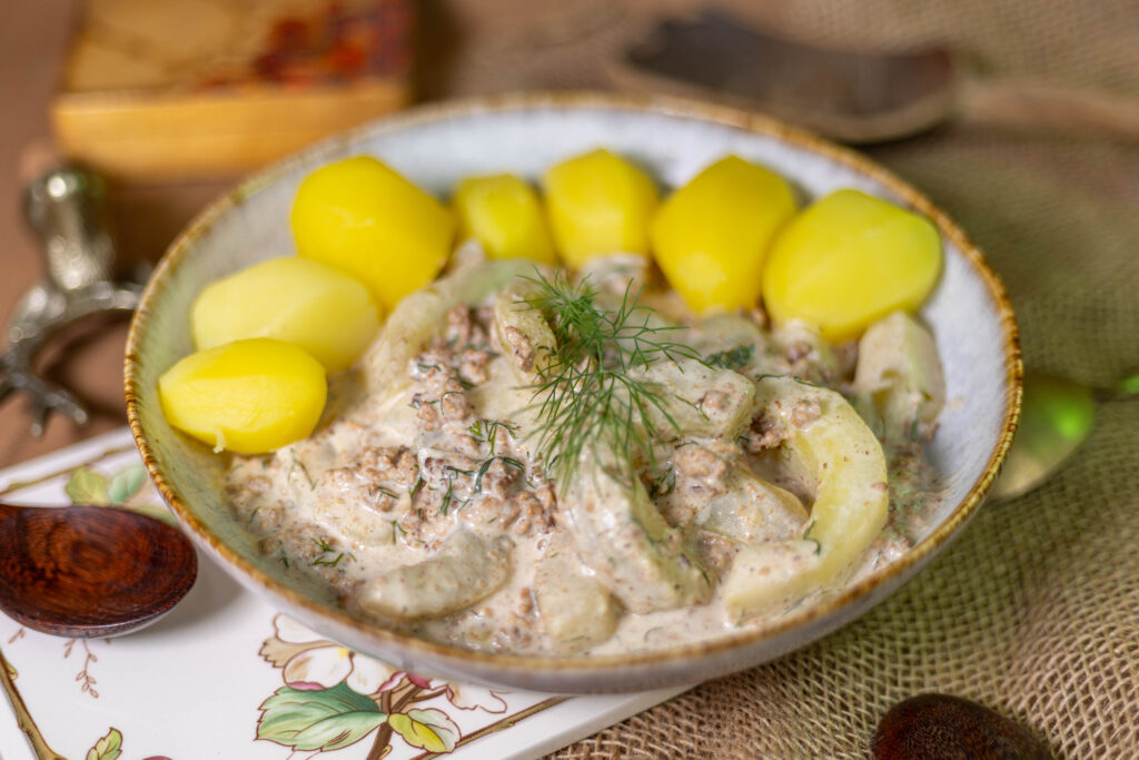 Anbei noch frische Salzkartoffeln und schon hat man eine einfache, richtig leckere, deftige Mahlzeit.