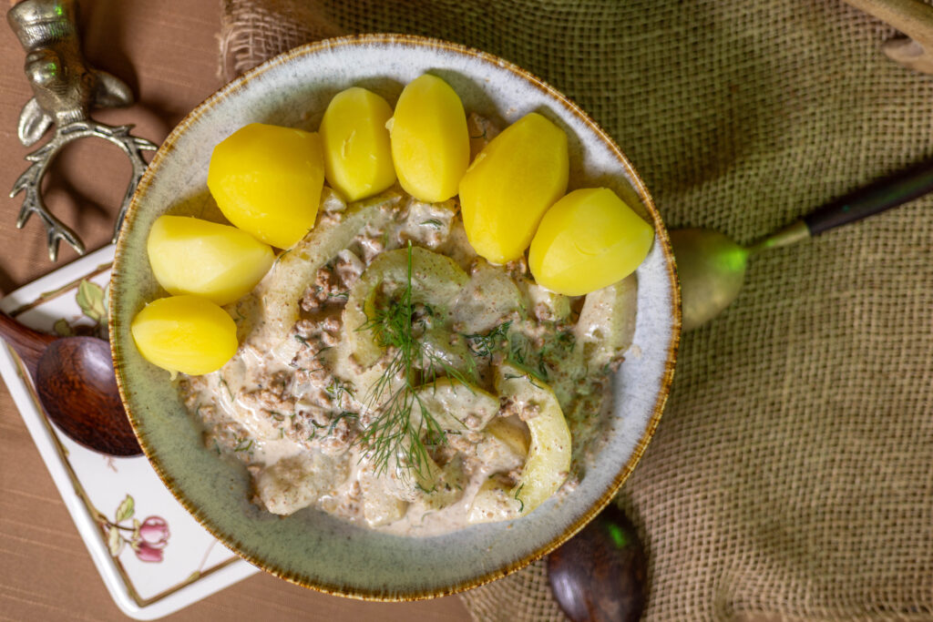 Schmorgurke mit Hack und Kartoffeln, wie von Oma und Opa aus der Bauernküche, aber rein pflanzlich.