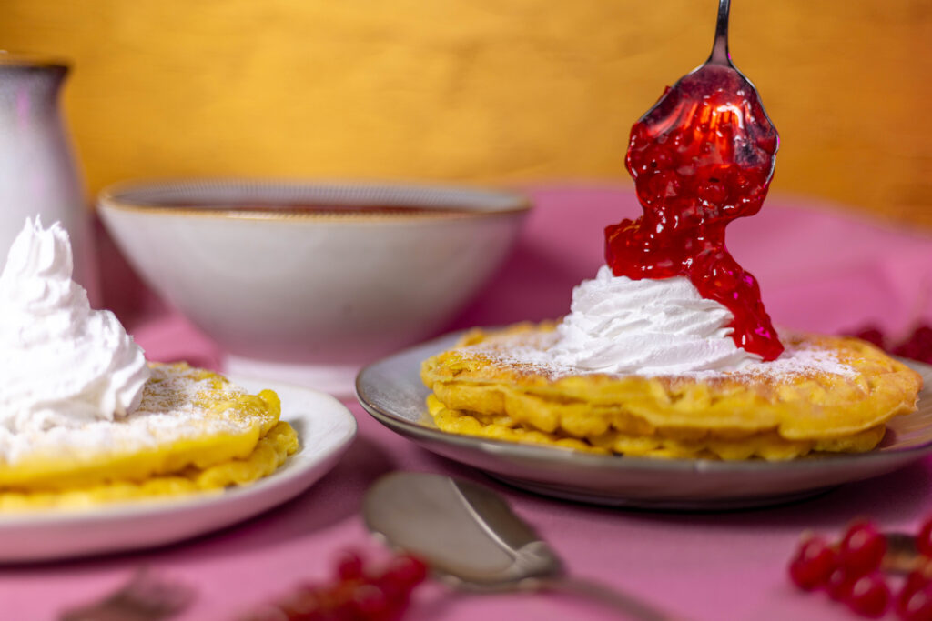 10. Als Krönung kommt das Johannisbeerkompott auf die Zitronenwaffeln.