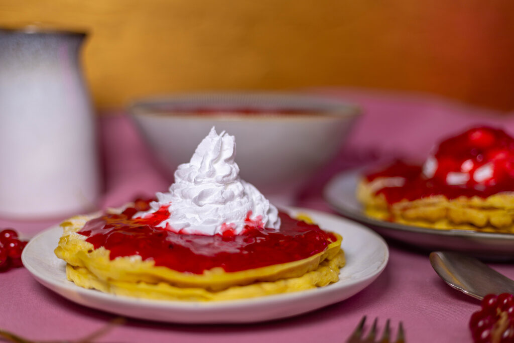 Zitronenwaffeln mit Johannisbeerkompott - ein einfaches, schnelles Sommerdessert