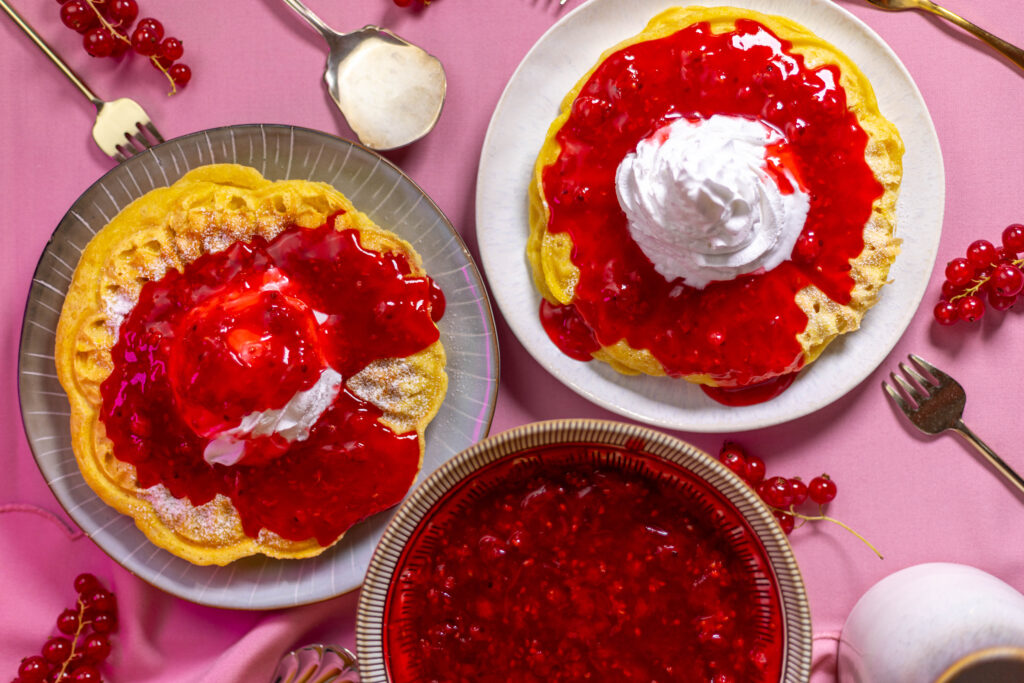 Fluffige, vegane Zitronenwaffeln mit saftigem, süß-sauren Johannisbeerkompott.