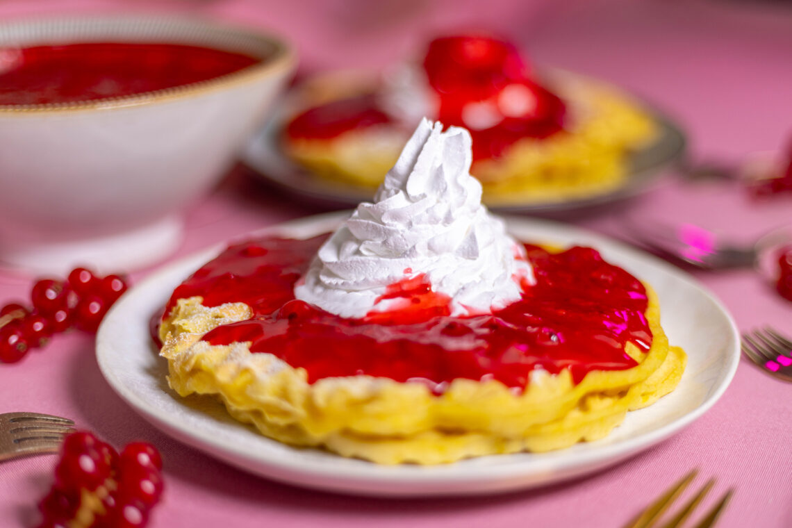 Zitronenwaffeln mit Johannisbeerkompott - vegan