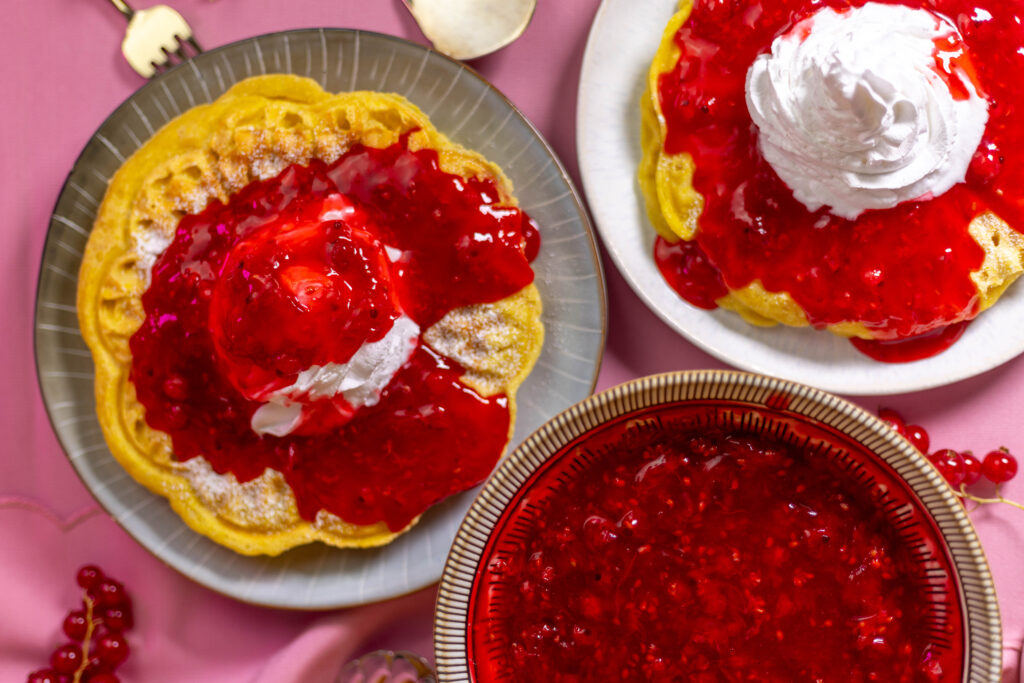 Du kannst das Johannisbeerkompott natürlich auch jederzeit ohne die Waffeln zubereiten.