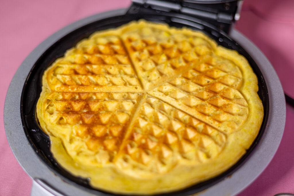 8. Die veganen Zitronenwaffeln werden im Waffeleisen ausgebacken.