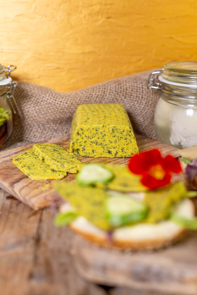 Veganer Brennnesselkäse, selbstgemacht, schnittfest und unglaublich aromatisch.