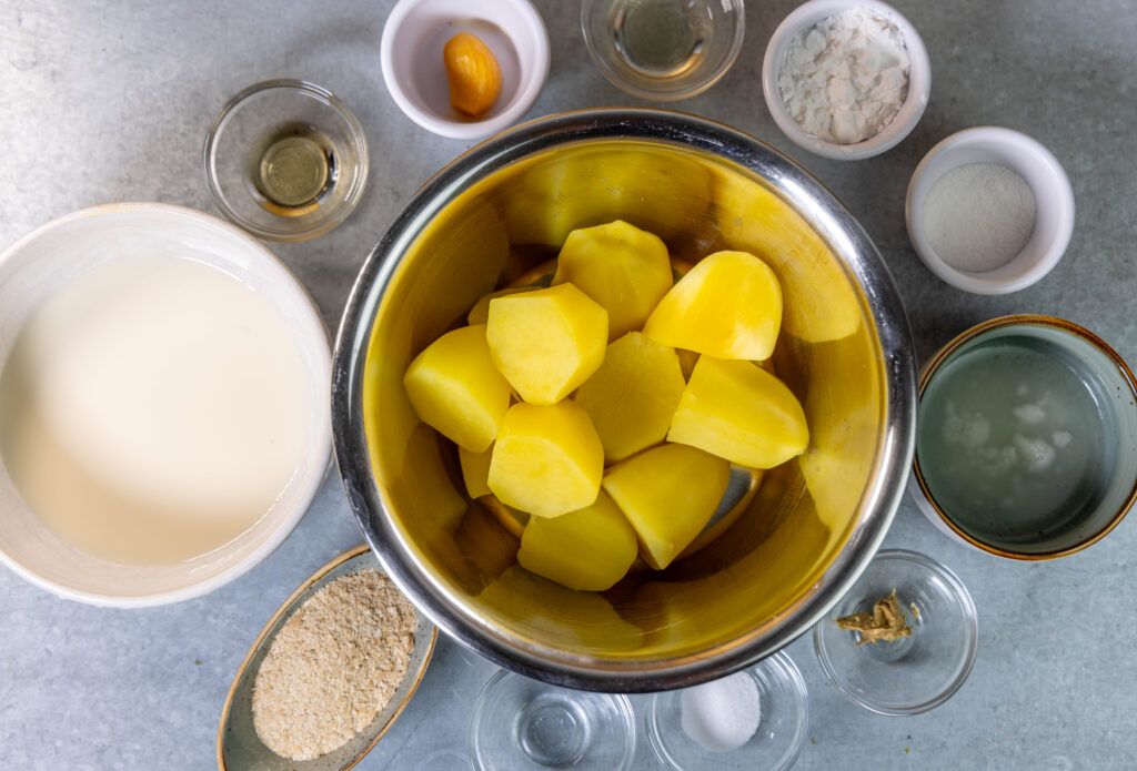 1. Alle Zutaten für den veganen Kartoffelkäse. Die Kartoffeln sind vorgekocht und kalt.