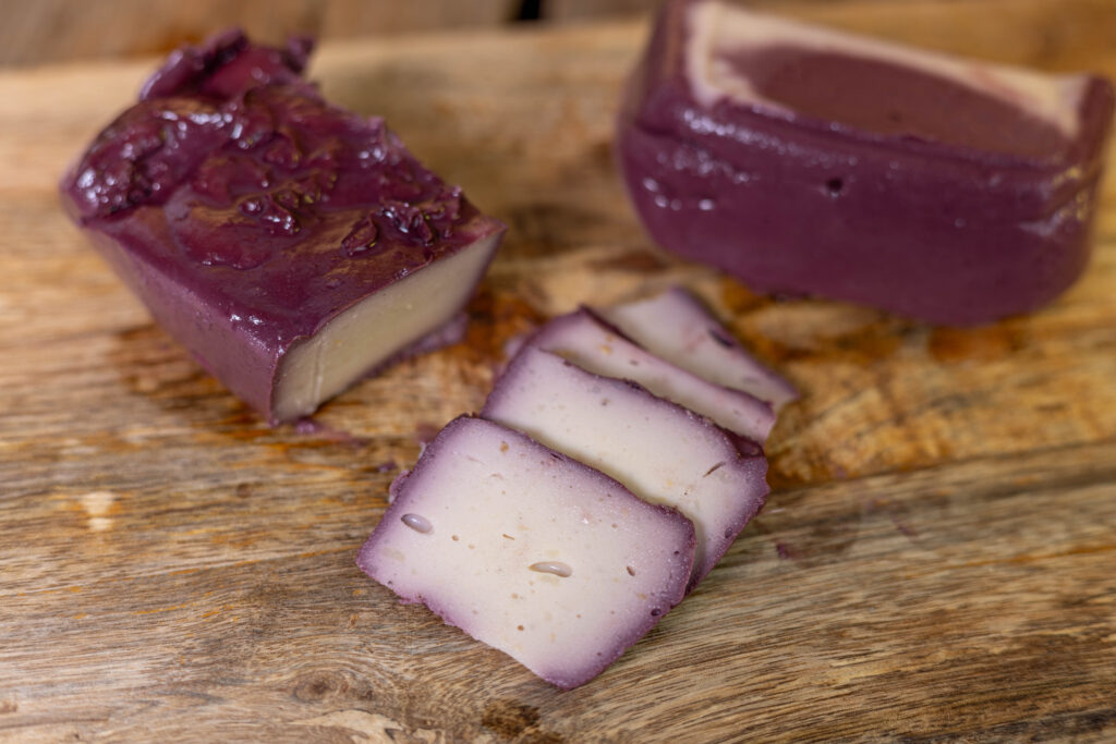 Kartoffelkäse – in Rotwein geereift.