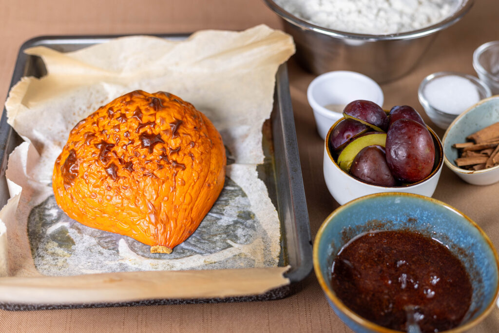 2. Der halbe Kürbis wird im Ofen gebacken, dann wird das Kürbsipüree daraus püriert.