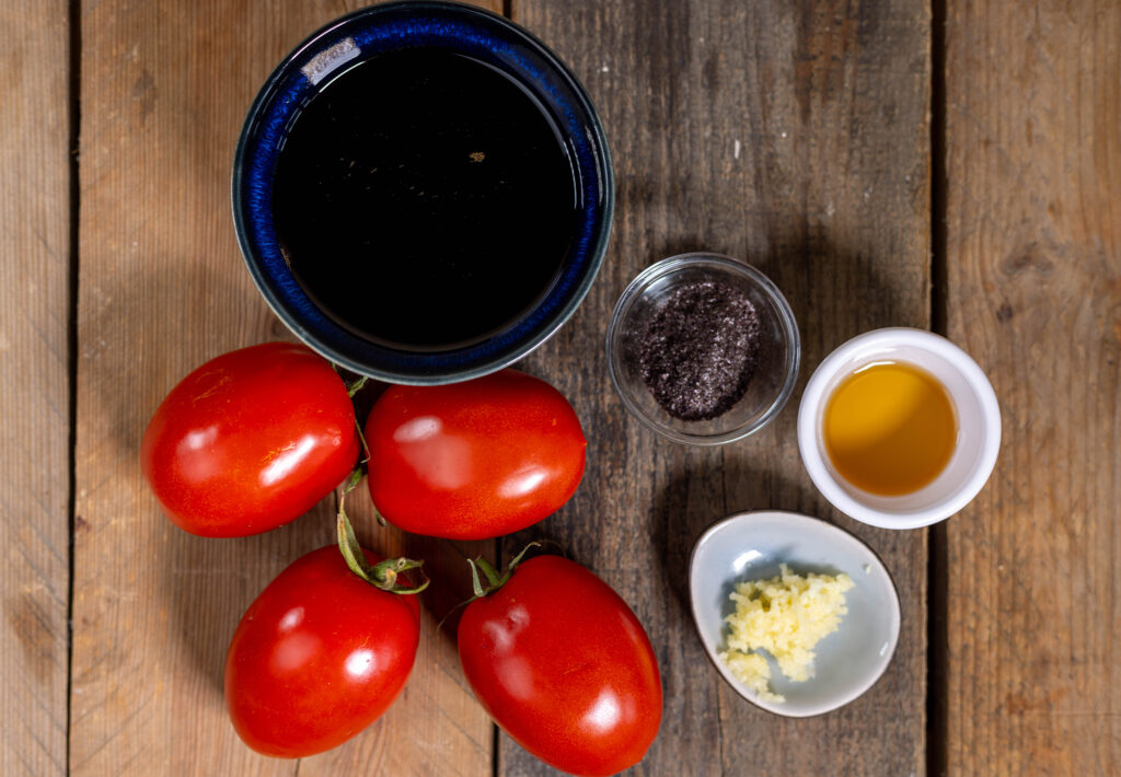 1. Alle Zutaten für den selbstgemachten, veganen Thunfisch aus Tomaten.