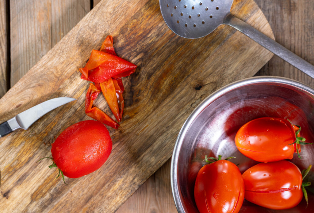 3. Die blanchierten Tomaten pellen.