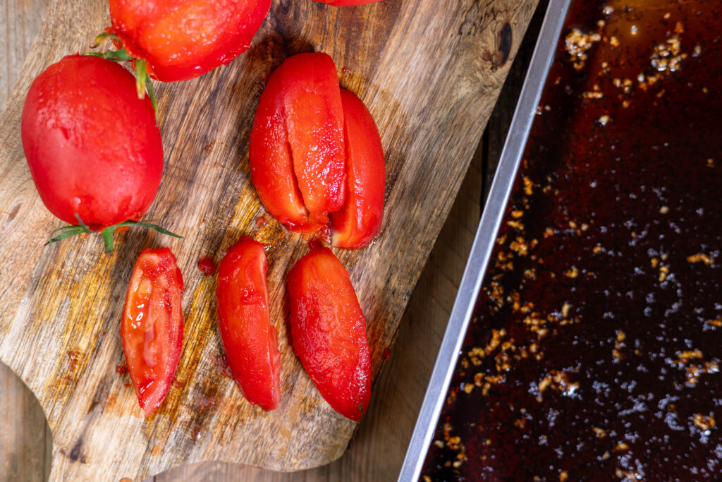 4. Nun werden die Tomaten zerteilt und entkernt.