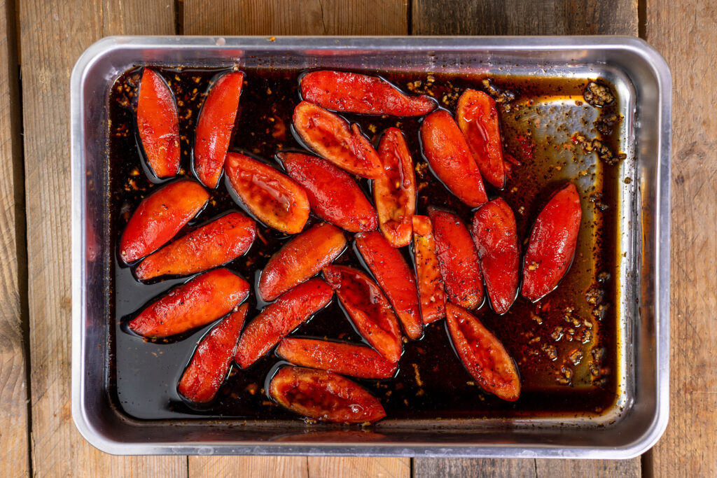 5. Die Tomaten können jetzt in ihrer Marinade im Ofen gegart werden.