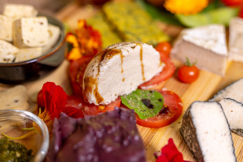 Vegan mozzarella with other specialties on the plant-based cheese platter. Also on display: Veta, blue cheese and Camembert, nettle cheese and potato cheese matured in red wine.