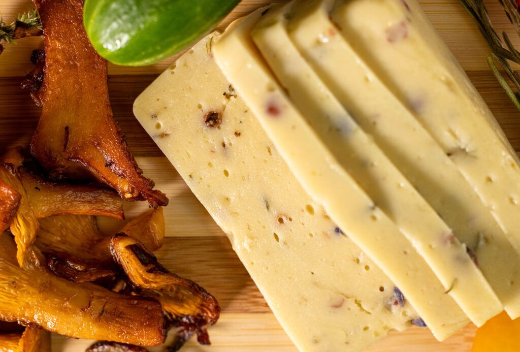 Potato cheese can also be made in a variety of different kinds. Here Provençal with herbs and lavender.