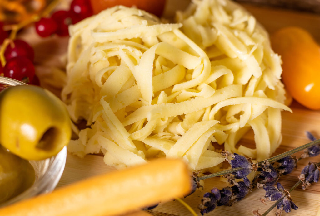 Vegan, grated cheese, very easy to make yourself. With this recipe you have a quick version of vegan cheese that is ready to eat after just a few hours