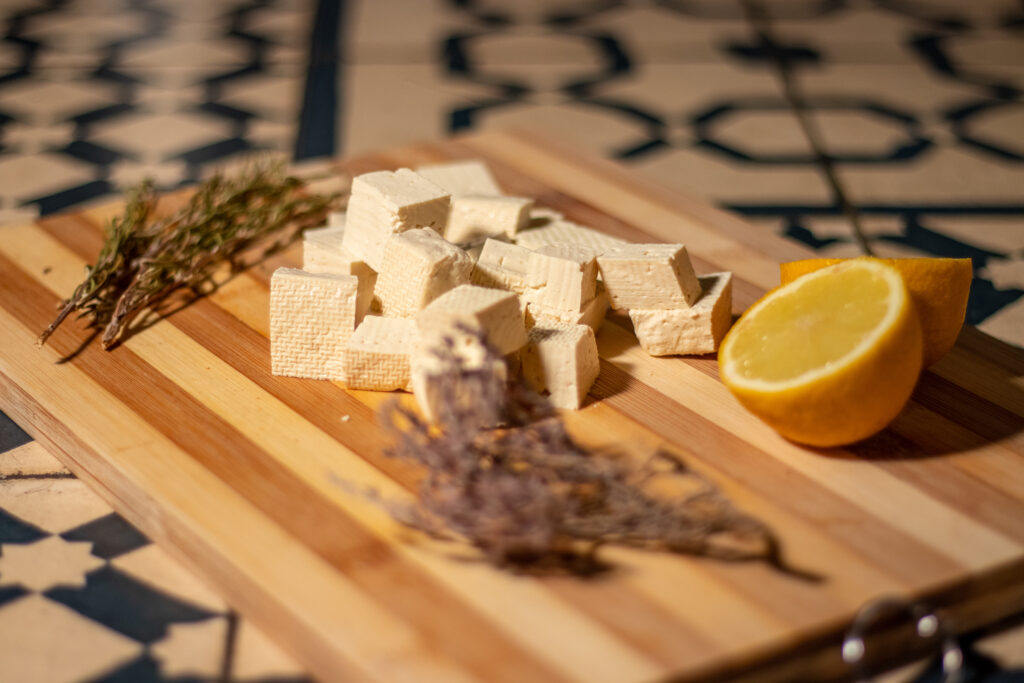 1. Dice the tofu. Then my Veta is seasoned with Mediterranean herbs and lemon. With salt and olive oil in an aromatic marinade.