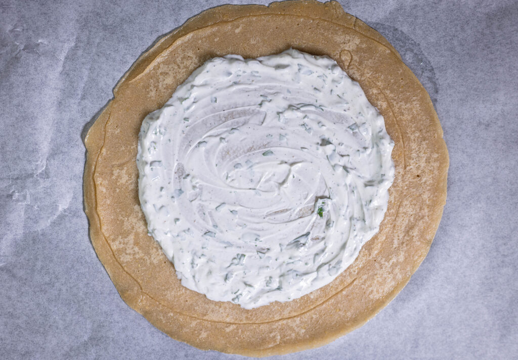 1. Den Buchweizenpfannkuchen mit Kräutercreme bestreichen.