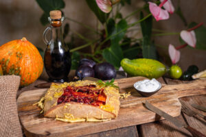 Galette - vegan - herbstlich belegt mit Pflaume, Beete und Kürbis