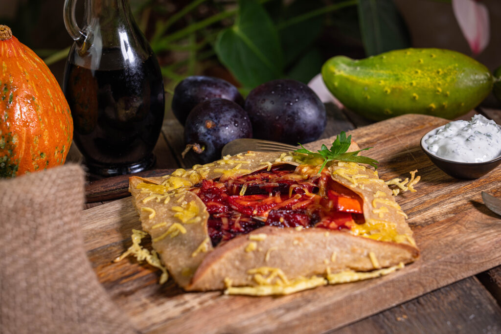 Herzhafte Herbst Galette mit Pflaumen, Rote Beete und Kürbis