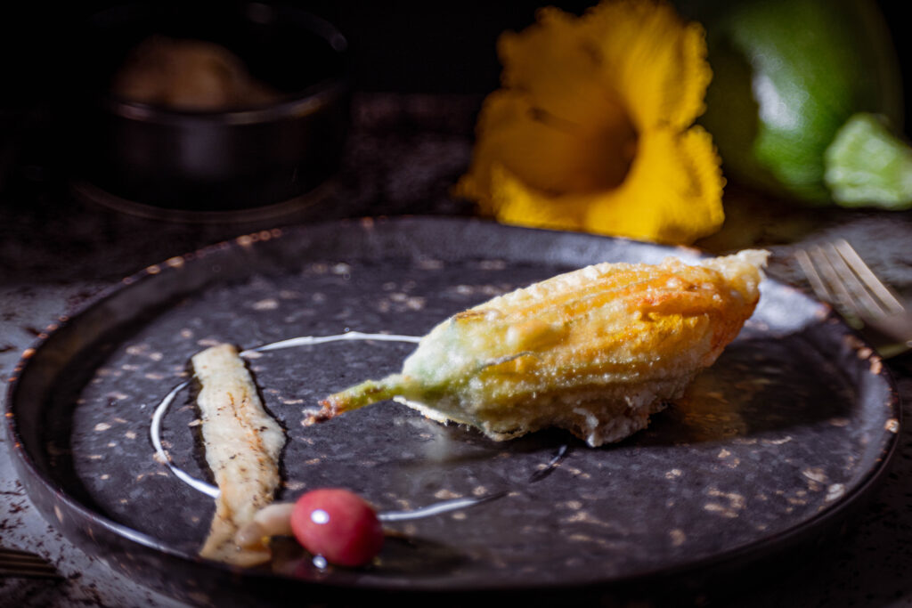 Gefüllte Zucchiniblüten mit Sardellen und Mozzarella sind ein tolle Vorspeise, Snack oder Beilage