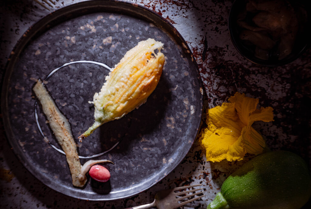 Hier mein veganes Rezept für einen italienischen Hochgenuss: Gefüllte Zucchiniblüten mit Sardellen und Mozzarella